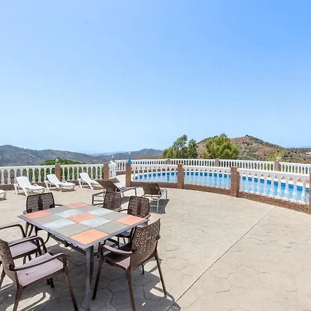 Acogedora Villa Con Piscina, Barbacoa, Chimenea Y Vistas A La Sierra Sayalonga Exterior photo